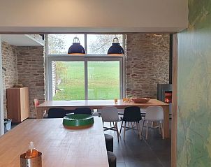 Ruime eetkamer met uitzicht op groene velden in La Chapelle 10, vakantiehuis in Lierneux, Ardennen, Belgi.