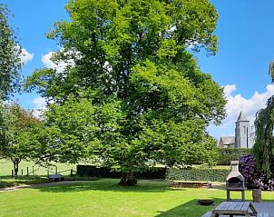 Grote tuin met barbecue en picknicktafel bij La Chapelle 10, vakantiehuis in Lierneux, Ardennen, Belgi.