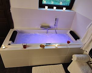 Luxe badkamer met bubbelbad in vakantiehuis Le Petit Nid de Fort, Trooz, Ardennen.
