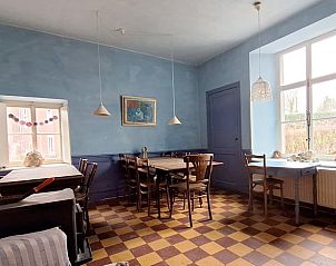 Rustieke eetruimte van Vakantiehuisje in Mortier met veel natuurlijk licht, in de Ardennen, Luik, Belgi.