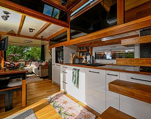 Moderne keuken in Vakantiehuisje in Neu Moresnet, gelegen in de Ardennen, Luik, Belgi. Gezellige binnenruimte met houten afwerking en uitzicht.