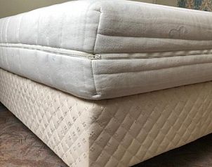 Comfortabele slaapkamer van Huis met uitzicht, een bungalow in St Jacques, Ardennen, Belgi, met luxe bed.