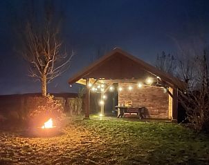 Sfeervol verlichte veranda van Huis met uitzicht, een bungalow in St Jacques, Ardennen, Belgi, bij nacht.