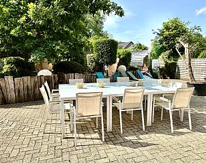 Geniet van de zonnige tuin en ruime patio bij vakantiehuis Aux Berges du Lac in Jalhay, Ardennen, perfect voor ontspanning in de natuur.