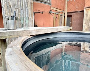 Geniet van ontspanning in de hot tub bij Aux Berges du Lac, een vakantiehuis in Jalhay, Ardennen, met een sfeervol terras.