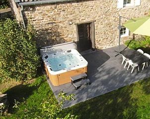 Geniet van ontspanning op het terras met jacuzzi bij Vakantiehuisje in He, Jalhay, Ardennen, Belgi.