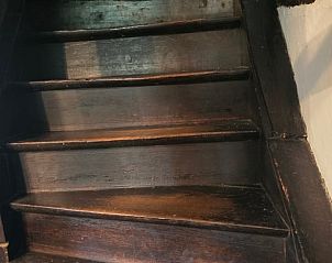 Houten trap in Vakantiehuisje in He, een charmant vakantiehuis in Jalhay, Ardennen, Belgi, met authentieke details en warme sfeer.