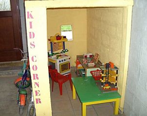 Kinderhoek in La Boerderij vakantiewoning in Bois de Lompret, Henegouwen met speelgoed.