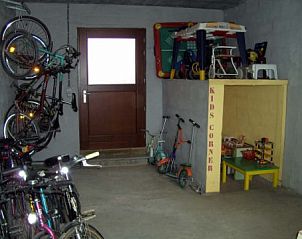 Fietsopslag en kinderhoek in La Boerderij vakantiehuis in Bois de Lompret, Henegouwen.