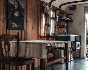 Eethoek en kitchenette in PIPOWAGEN vakantiehuis, Wodecq, Henegouwen, Belgi, met rustiek houten interieur.