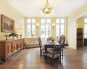 Elegante eetkamer in La Divine Providence vakantiehuis in Wodecq, Henegouwen, met antieke meubels.