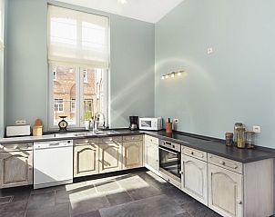 Moderne keuken in La Divine Providence vakantiehuis in Wodecq, Henegouwen met veel natuurlijk licht.