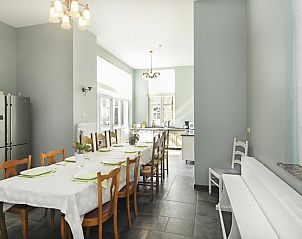 Gezellige eetruimte in La Divine Providence vakantiehuis in Wodecq, Henegouwen met grote eettafel.