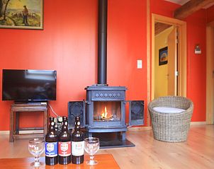 Knusse hoek met open haard in Gte ferme XVIIIme, Seloignes, Henegouwen, Belgi, ideaal voor ontspanning.