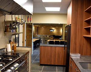 Ruime keuken met moderne apparatuur in Villa Argo vakantiehuis, Leuze - Picardi, Henegouwen, Belgi.