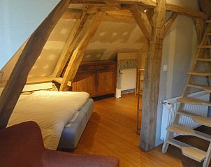 Knusse slaapkamer met houten trap in Villa Argo vakantiehuis, Leuze - Picardi, Henegouwen, Belgi.