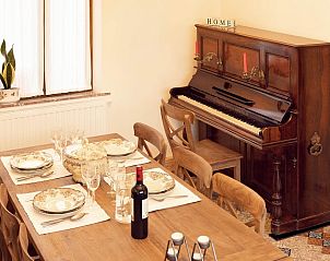 Eetkamer met piano in Brasserelles - gte rural, Elzele, Henegouwen, ideaal voor gezellige diners.