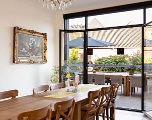 Eetruimte met uitzicht op terras in Brasserelles - gte rural, Elzele, Henegouwen, perfect voor buiten dineren.