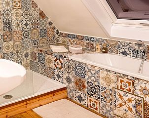 Stijlvolle badkamer in Brasserelles - gte rural, Elzele, Henegouwen met kleurrijke tegels en een ligbad.