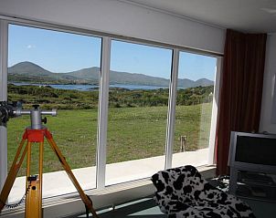 Ontspan in Lya's vakantiehuis in Eyeries, Zuid-West-Ierland, met een prachtig uitzicht op de omliggende natuur en kustlijn.