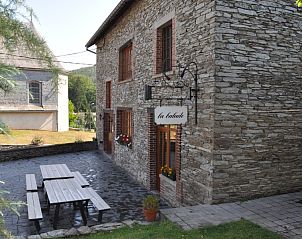 Ingang van La Balade in Vresse-sur-Semois, Ardennen, vakantiehuis met charmante stenen muren.