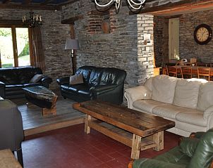 Gezellige woonkamer van La Balade in Vresse-sur-Semois, Ardennen, met rustieke inrichting.