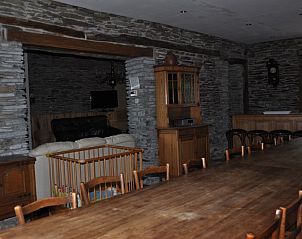Eetkamer in La Balade vakantiehuis, Vresse-sur-Semois, Ardennen, met lange houten tafel.
