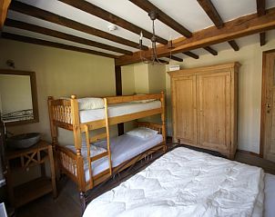 Slaapkamer met stapelbed in La Balade vakantiehuis, Vresse-sur-Semois, Ardennen, ideaal voor gezinnen.