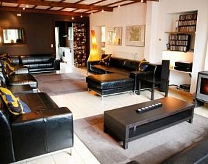 Gezellige woonkamer met open haard in Bluesgite vakantiehuis, Felenne, Ardennen, Belgi.