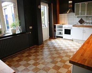Volledig uitgeruste keuken in Bluesgite vakantiehuis, Felenne, Ardennen, met landelijke uitstraling.