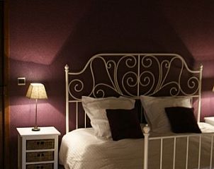 Romantische slaapkamer in Le Secret du Bois, Gedinne, Ardennen, met sierlijk bed en zachte verlichting voor een knusse sfeer.