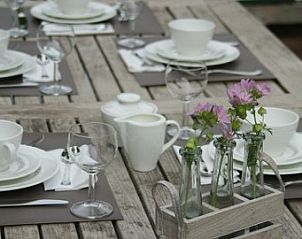 Buitenontbijt op het terras van Le Secret du Bois, bed and breakfast in Gedinne, omgeven door de serene natuur van de Ardennen.