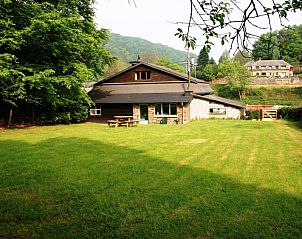 Ruime tuin bij Villa Vagner, vakantiehuis in Alle-sur-Semois, omgeven door natuur.