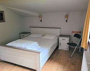 Slaapkamer met houten meubels in Villa Vagner, vakantiehuis in Alle-sur-Semois.