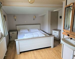 Lichte slaapkamer met wastafel in Villa Vagner, vakantiehuis in Alle-sur-Semois, Ardennen.