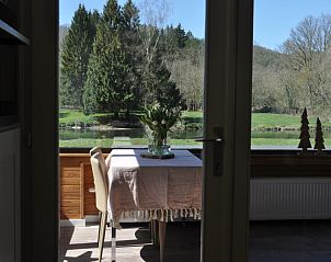 Gezellige eethoek met uitzicht op de natuur bij La Floresta vakantiehuis in Mouzaive, Ardennen.