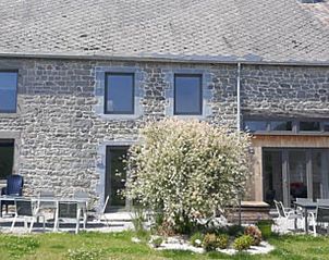 Huisje in Couvin, vakantiehuis in de Ardennen, Belgi met prachtige stenen gevel en groene tuin.