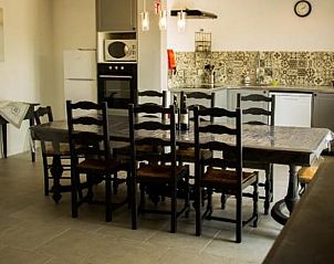 Gezellige eetruimte in Vakantiehuis in Couvin, Ardennen, Belgi, met een grote eettafel en moderne keuken.