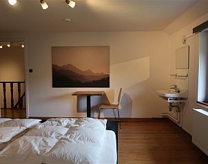 Ruime slaapkamer met tweepersoonsbed in Vakantiehuis La Mouche in Vresse-sur-Semois, ideaal voor gezinnen in de Ardennen.