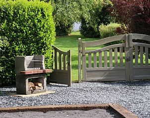 Picknickplek aan de rivier in de buurt van Vakantiehuis La Mouche in Vresse-sur-Semois, ideaal voor outdoor activiteiten in de Ardennen.
