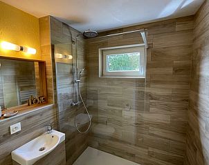 Moderne badkamer van Vakantiehuisje in Gros fays, voorzien van een ruime douche en stijlvolle inrichting in de Ardennen, Namen, Belgi.