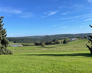 Prachtig uitzicht op groene heuvels vanuit Vakantiehuisje in Gros Fays, gelegen in de Ardennen, Namen, Belgi.