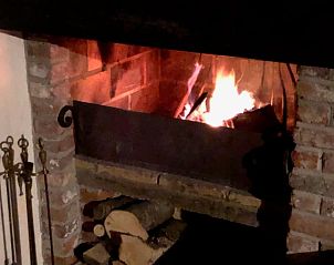 Knusse open haard in Vakantiehuisje in Gros Fays, een warme retraite in de Ardennen, Namen, Belgi.