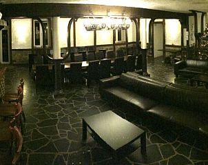 Gezellige lounge en bar in Le Moulin De Romedenne, vakantiehuis in Philippeville, perfect voor ontspanning in de Ardennen.