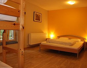 Gezellige familiekamer in Le Moulin De Romedenne, vakantiehuis in Philippeville, met stapelbed en tweepersoonsbed.