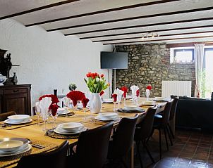 Gezellige eetkamer in Les Lilas vakantiehuis, Sart-En-Fagne, Ardennen, perfect voor familiediners.
