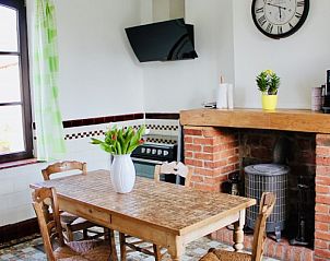 Rustieke keuken in Les Lilas vakantiehuis, Sart-En-Fagne, Ardennen, met houten tafel en open haard.