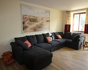 Gezellige bioscoopruimte in Vakantiehuis in Furnaux, Ardennen, Belgi, met comfortabele stoelen en houten vloer voor een ontspannen verblijf.