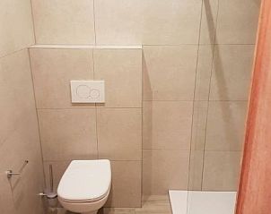 Moderne badkamer in Juanne, vakantiehuis in Bohan sur Semois, met strakke tegels en inloopdouche, Ardennen.