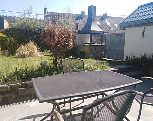 Terras met tuinmeubilair bij Le Ternia vakantiehuis in Nismes Viroinval, Ardennen, omgeven door groen.